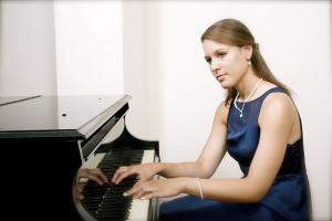Pianiste Dipl\u00f4me \u00e0 New York en Mannes Conservatoire donne Cours de Piano Classique et populaire tout \u00e2ges!