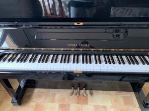 PIANO DROIT LAQU\u00c9 NOIR YOUNG CHANG U-121