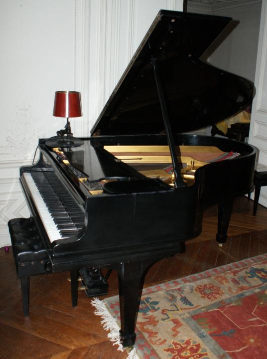 Piano 1\/4 queue Steinway